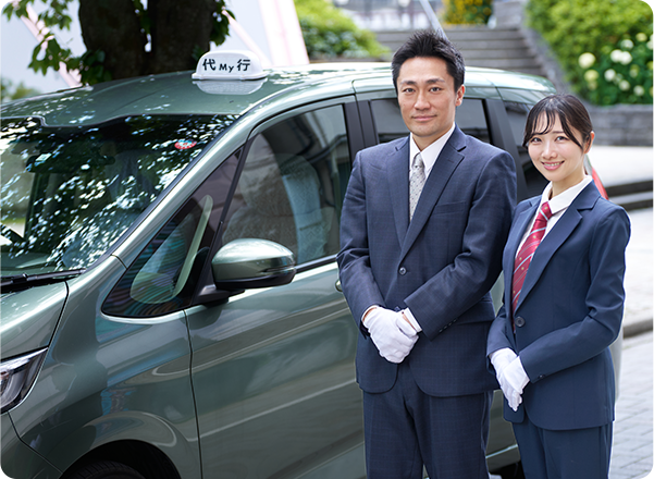 社労の横に立つ男女の運転手